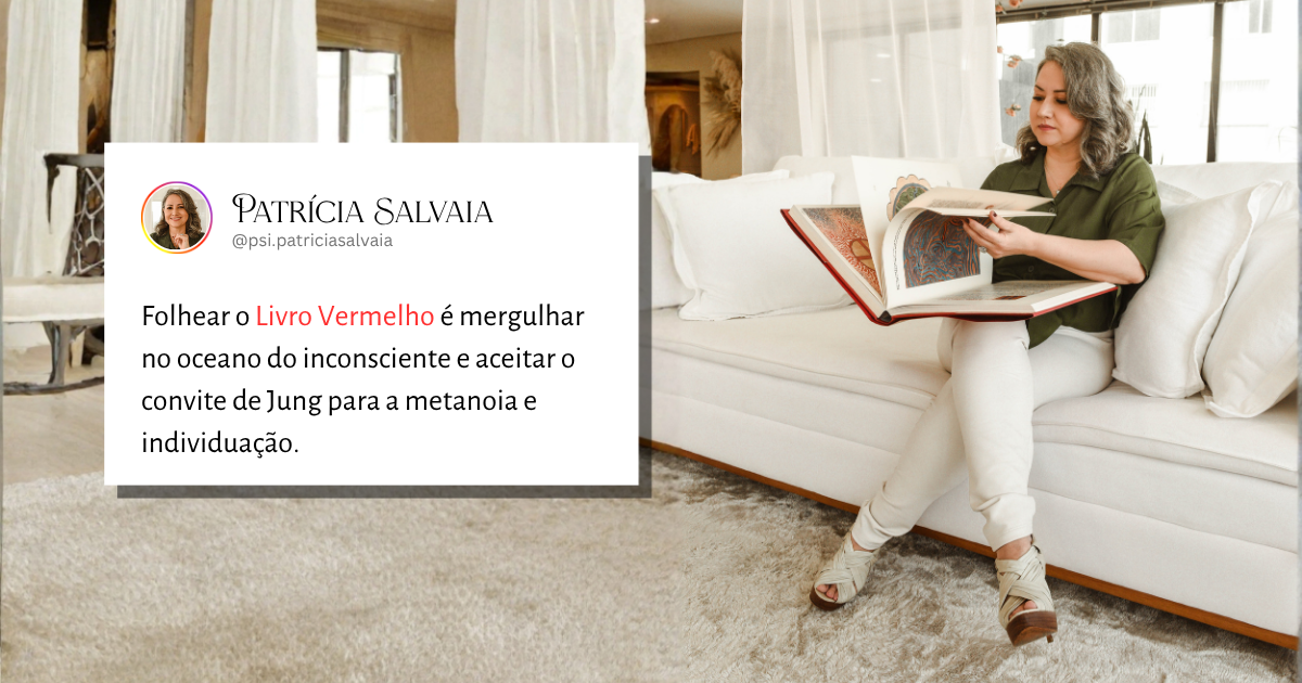 Psicóloga vista de perfil, folheando com atenção as páginas ilustradas do Livro Vermelho de Carl Jung, simbolizando a profundidade técnica e o compromisso com a base da psicologia analítica.