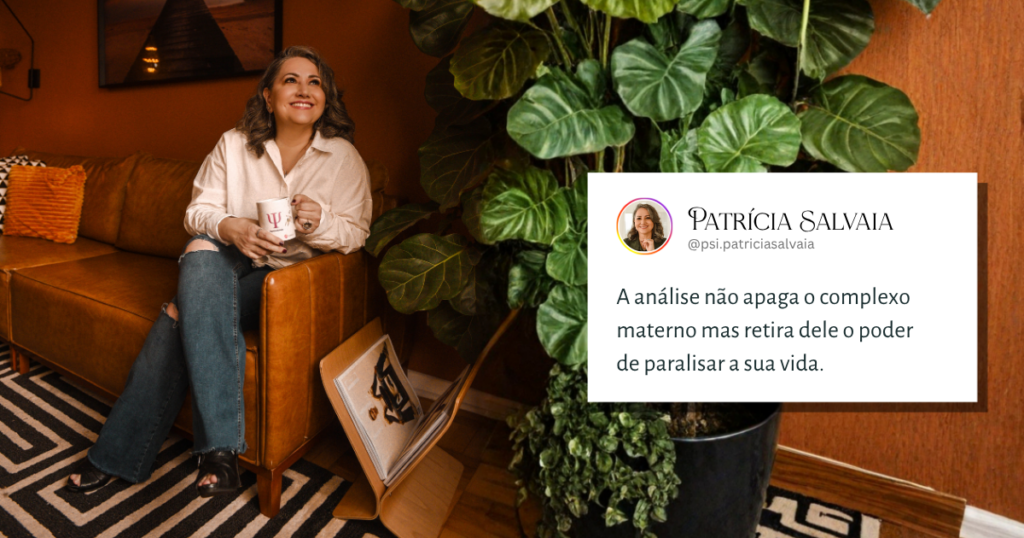Psicóloga sentada de forma acolhedora em um sofá, segurando uma xícara de chá enquanto observa atentamente um grande vaso de planta. A cena simboliza a paciência e o cuidado necessários para olhar para as raízes do complexo materno e permitir um novo crescimento na terapia junguiana online.