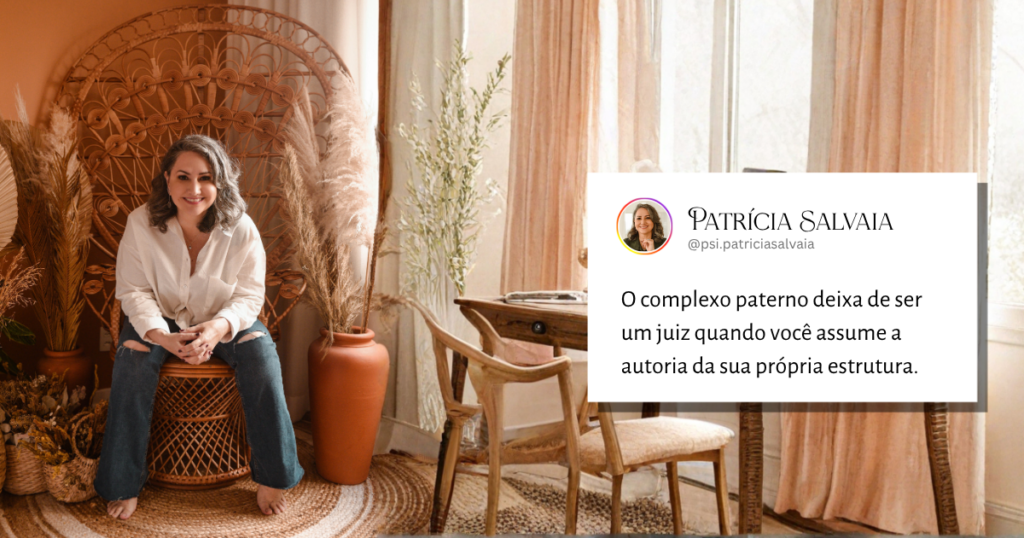 Psicóloga sentada em uma poltrona imponente de materiais naturais. A estrutura majestosa evoca o lugar de autoridade, enquanto a textura orgânica recorda que o poder aqui é exercido de forma feminina, integrada e conectada à vida, essencial para ressignificar o complexo paterno.