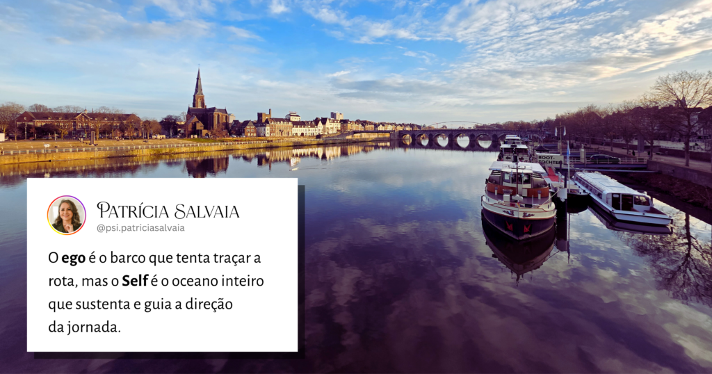 Um barco atracado nos canais de Maastricht: a segurança do Ego diante da imensidão do Self, pronto para soltar as amarras e navegar a própria alma.