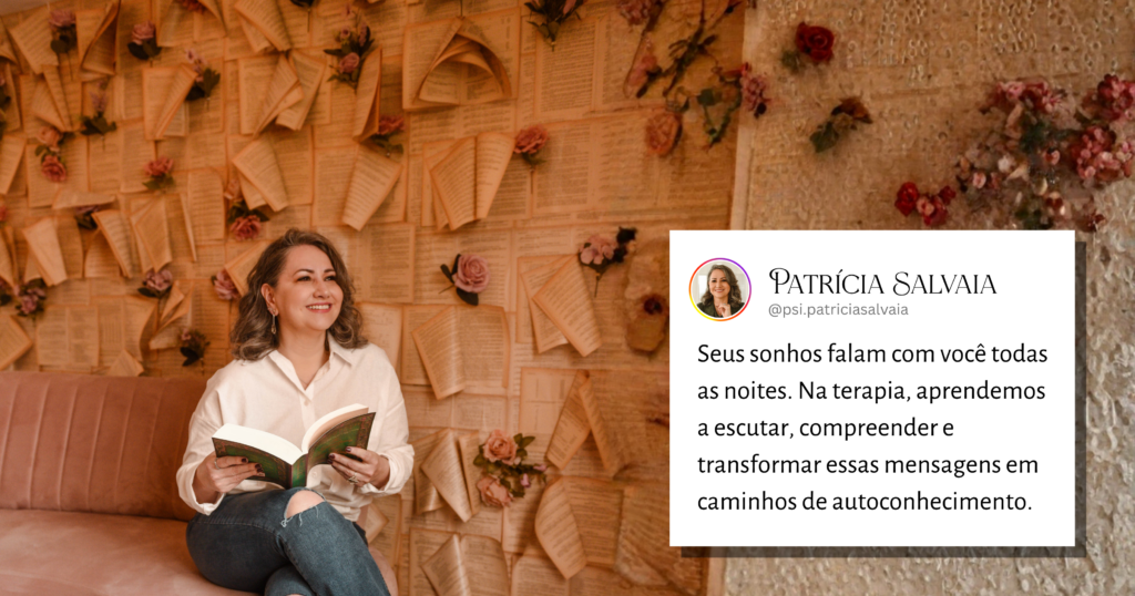 Mulher sentada em um sofá segurando o livro The Signature of All Things, com uma parede decorada por livros, páginas e flores ao fundo, evocando o universo simbólico dos sonhos e do inconsciente na terapia junguiana.