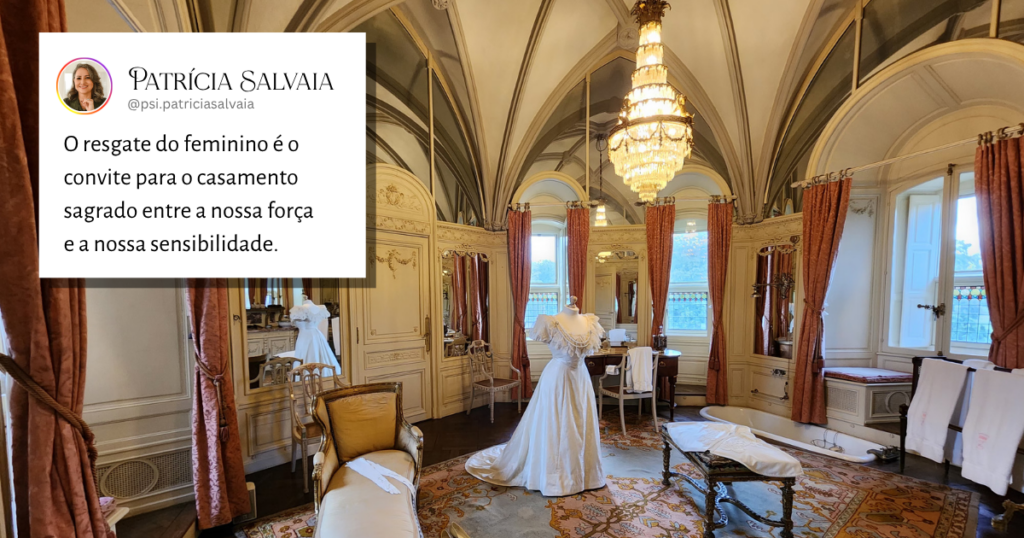  Interior de uma sala de castelo medieval com um vestido de noiva iluminado por luz natural. A imagem representa o resgate do feminino em Von Franz e o simbolismo do casamento alquímico, sugerindo a integração entre o Ego e os valores da alma na psicologia junguiana.