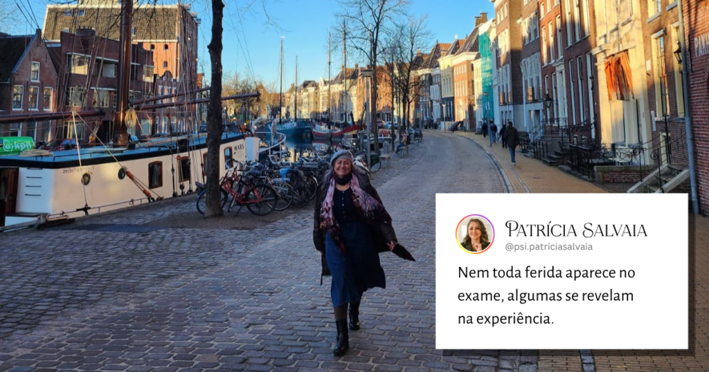 Mulher caminhando por uma rua típica holandesa com arquitetura clássica, ao lado de um canal com barcos atracados. A cena transmite a rotina e a integração cultural de quem vive o processo de imigração na Holanda.