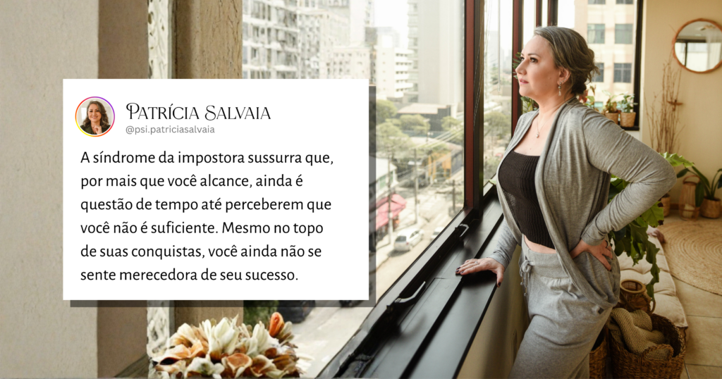 Mulher pensativa olhando para fora da janela, simbolizando a síndrome da impostora e insegurança profissional.