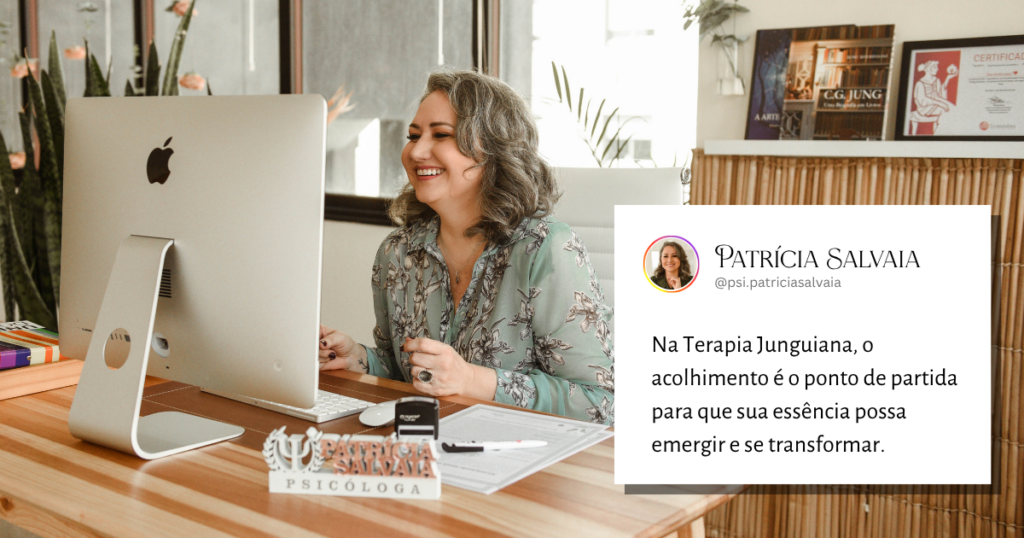 Retrato de atendimento em terapia junguiana online: a psicóloga mantém contato visual constante com a tela, demonstrando uma presença acolhedora que rompe a barreira digital, permitindo que a subjetividade e a essência da paciente se manifestem com liberdade.