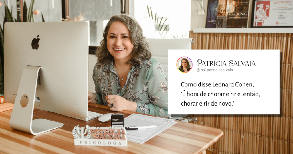 Psicóloga sorridente em frente ao computador durante uma sessão de terapia junguiana online, compartilhando um momento de leveza e sintonia com a cliente, demonstrando o acolhimento e a força da aliança terapêutica no ambiente digital.