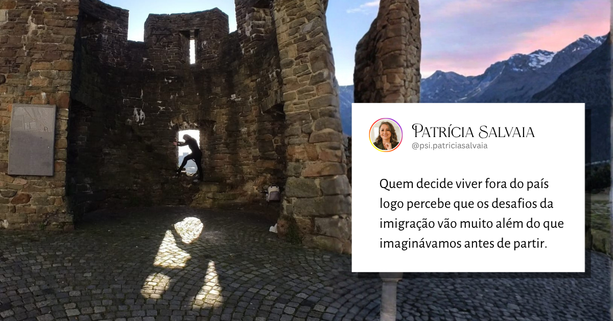 Mulher apoiada em grossas paredes de pedra de uma ruína medieval, junto a um antigo portão de entrada de uma cidade banhada pela água. A imagem evoca a melancolia e a resistência necessárias no processo de imigração e na busca por um novo lugar no mundo.