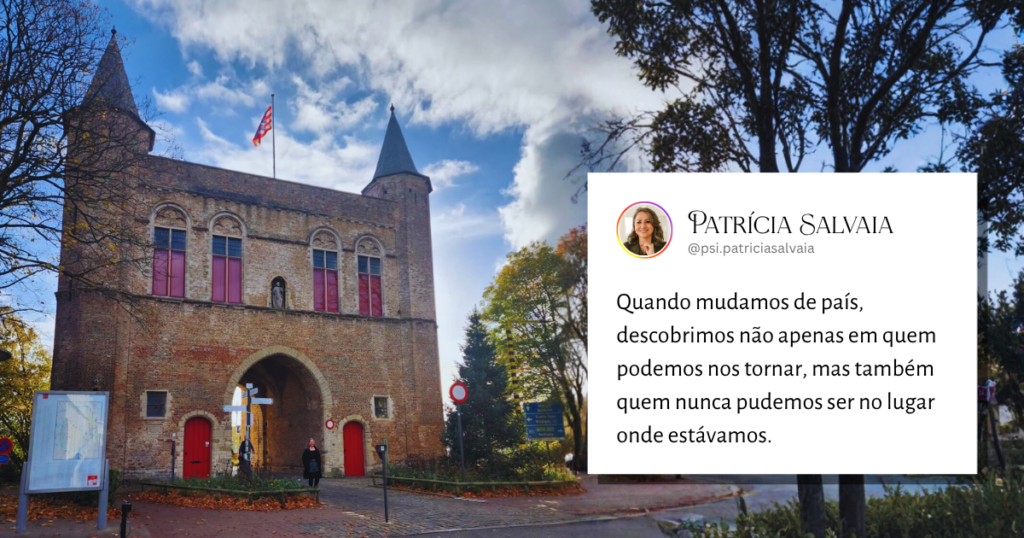 Mulher cruzando um portal monumental de entrada de uma cidade antiga. A cena representa visualmente o processo de individuação na terapia junguiana, onde atravessar o portão significa deixar o passado para trás e abraçar uma nova identidade.